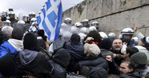 Protestas antes de nueva serie de medidas de austeridad en Grecia