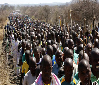 Se extienden las protestas de mineros en Sud&aacutefrica