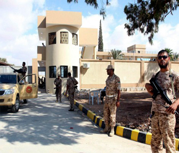 Ejército libio ordena las milicias de evacuar los edificios militares