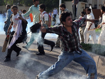 Pakistán, sumido en el caos por los enfrentamientos entre policías y estudiantes