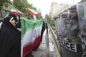 Estudiantes iraníes se manifiestan ante la Embajada francesa