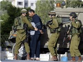 La fuerza de ocupación detiene a 55 palestinos en Cisjordania