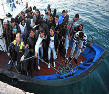 Polic&iacutea italiana intercepta barco con 171 inmigrantes ilegales
