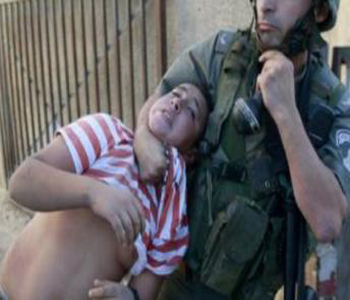 Prisioneras palestinas paren encadenadas