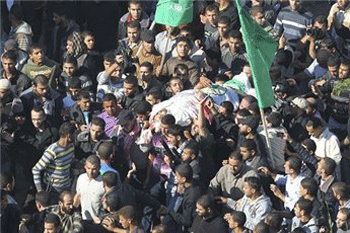 Los palestinos en el funeral de Yaabari reclaman venganza