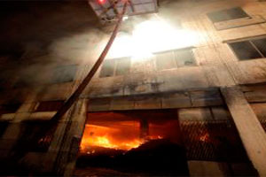 Ocho heridos por inhalación de humo en el nuevo incendio