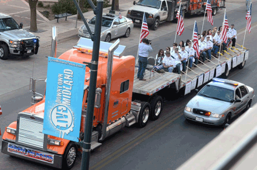 4 muertos y 17 heridos tras accidente de tren contra carroza de veteranos