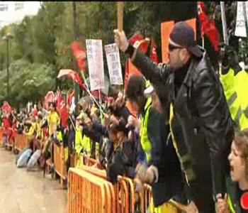Valencia recibe a Rajoy con protestas masivas