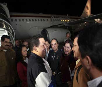 Caracas recibe a Chávez de madrugada