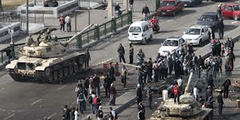 El ejército egipcio toma posiciones alrededor del palacio presidencial