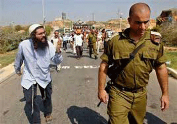 Enfrentamientos entre policías y colonos en un asentamiento ilegal