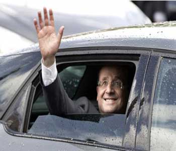 Hollande intenta normalizar en Argelia unas relaciones marcadas por el pasado