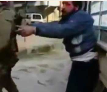 Rebeldes sirios ejecutan a un civil desarmado