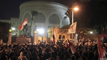 Egipto: Los manifestantes cercan el palacio presidencial