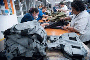 Una fábrica en Colombia propone ropa blindada para niños de EEUU