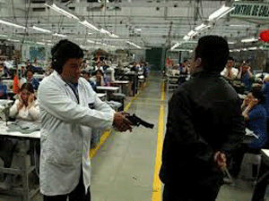 Una fábrica en Colombia propone ropa blindada para niños de EEUU