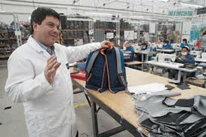 Una fábrica en Colombia propone ropa blindada para niños de EEUU