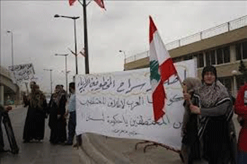 Asentada ante las líneas aéreas turcas en el centro de Beirut