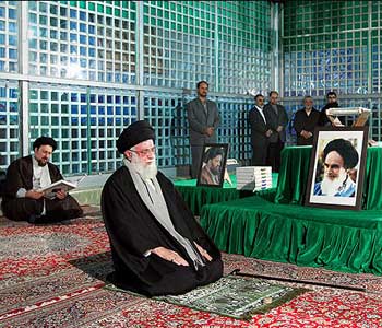 El Ayatol&aacute Jamenei rinde homenaje al Imam Jomeini