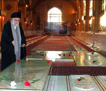 El Ayatol&aacute Jamenei rinde homenaje al Imam Jomeini