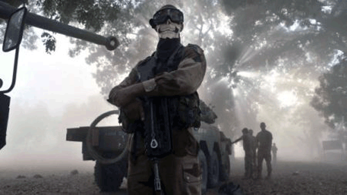 Polémica sobre foto chocante de un soldado francés con máscara de calavera