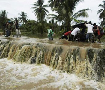 Evacuan a 55 mil personas por inundaciones en Mozambique