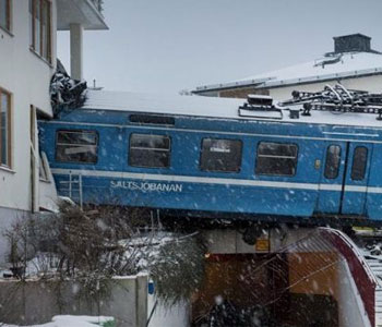 Trabajadora de limpieza roba tren y lo estrella contra viviendas en Estocolmo