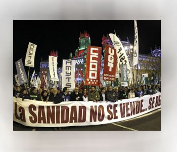 Protestan miles en Madrid contra privatizaci&oacuten de salud p&uacuteblica