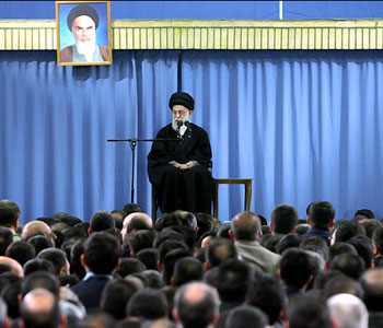Imam Jamenei: La arrogancia mundial hace todo lo posible para enfrentarse a Ir&aacuten