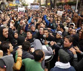 El primer ministro egipcio atacado en la plaza del Tahrir
