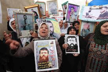 800 prisioneros palestinos en huelga de hambre de un día