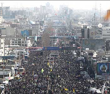Participaci&oacuten masiva en el aniversario de la Revoluci&oacuten Isl&aacutemica
