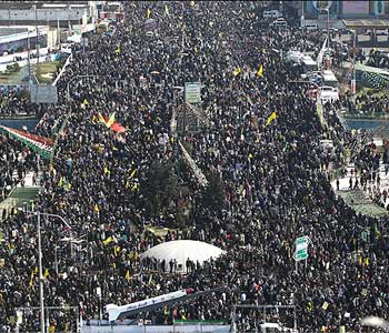 Participaci&oacuten masiva en el aniversario de la Revoluci&oacuten Isl&aacutemica