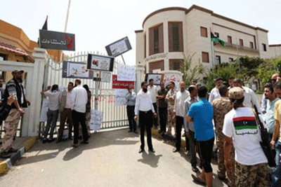 Milicianos libios levantan el cerco a los Ministerios