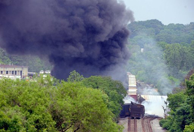 Tren de mercancías descarrila y se incendia en EEUU