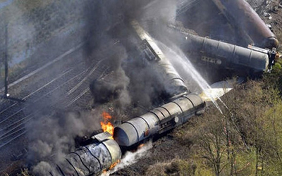 Tren de mercancías descarrila y se incendia en EEUU