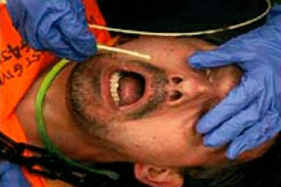 Prisioneros de Guantánamo en huelga de hambre, alimentados a la fuerza