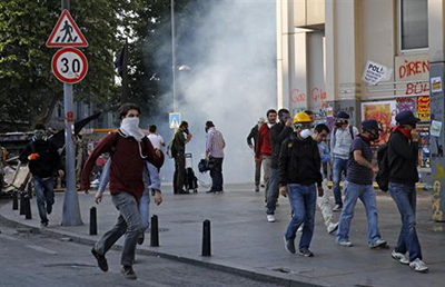 Verdadera batalla campal en la Plaza Taksim