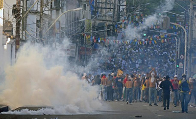 Un muerto y tres heridos en las masivas protestas de indignados