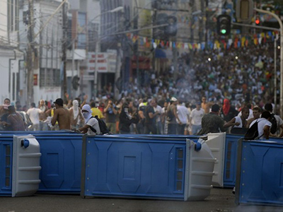 Un muerto y tres heridos en las masivas protestas de indignados