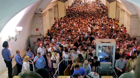 Decenas heridos y miles evacuados por incendio en el metro de Moscú