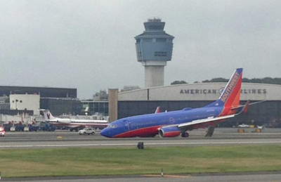 Un avión aterriza en Nueva York sin el tren de aterrizaje delantero