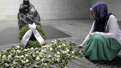 Los musulmanes de Bosnia conmemoran la masacre de Srebrenica