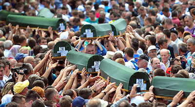 Los musulmanes de Bosnia conmemoran la masacre de Srebrenica