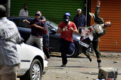 Desalojo de las plazas en El Cairo a “fuego vivo”