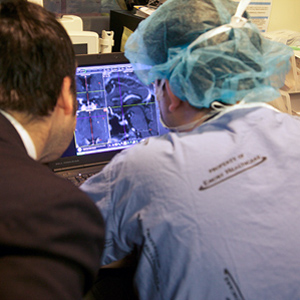 Un sistema que permite a los cirujanos obtener imágenes del cerebro mientras operan