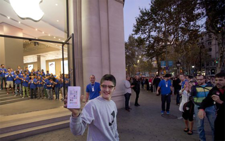 Colas para conseguir el primer iPhone 5S