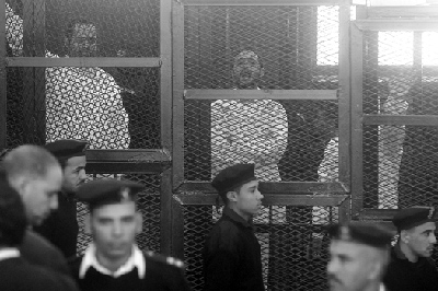 Tribunal egipcio condena a 3 años de cárcel a tres activistas