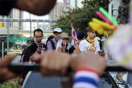 Tailandia: Shinawatra descarta implicar al Ejército en la crisis política