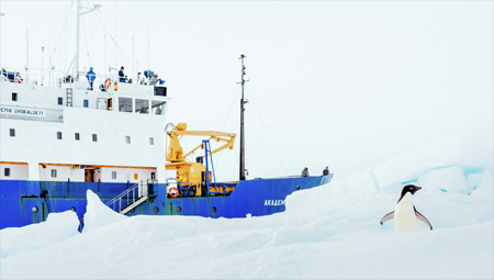 Evacúan el primer grupo de pasajeros del navío ruso atrapado en el Antártico